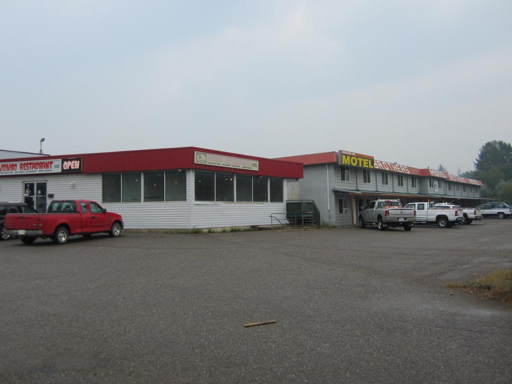 Brothers Inn Motel 乔治王子城 外观 照片